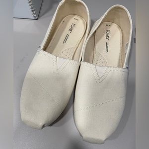 Toms size 9.5👣